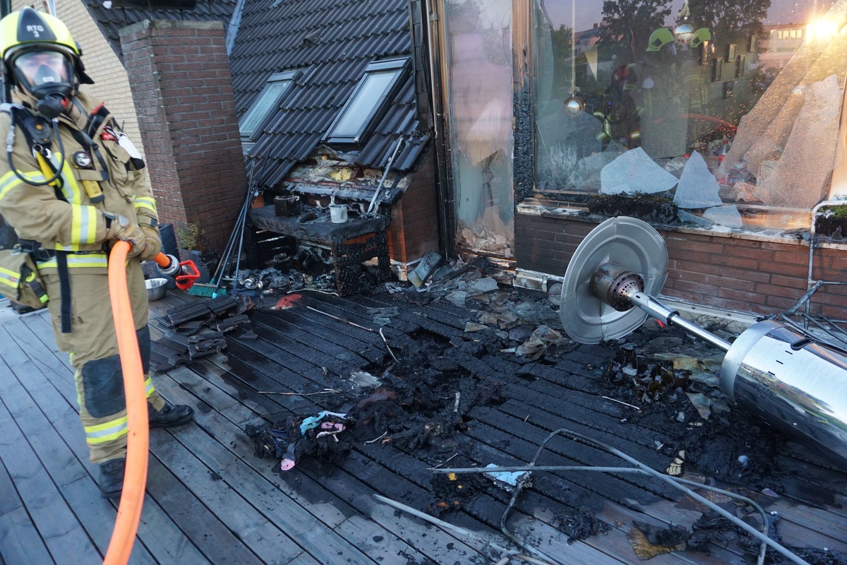 FW Ratingen: Feuer auf Balkon in Tiefenbrioch