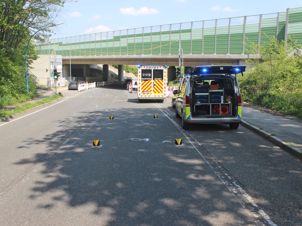 POL-ME: 24-jähriger Radfahrer bei Alleinunfall schwer verletzt - Velbert - 2205021