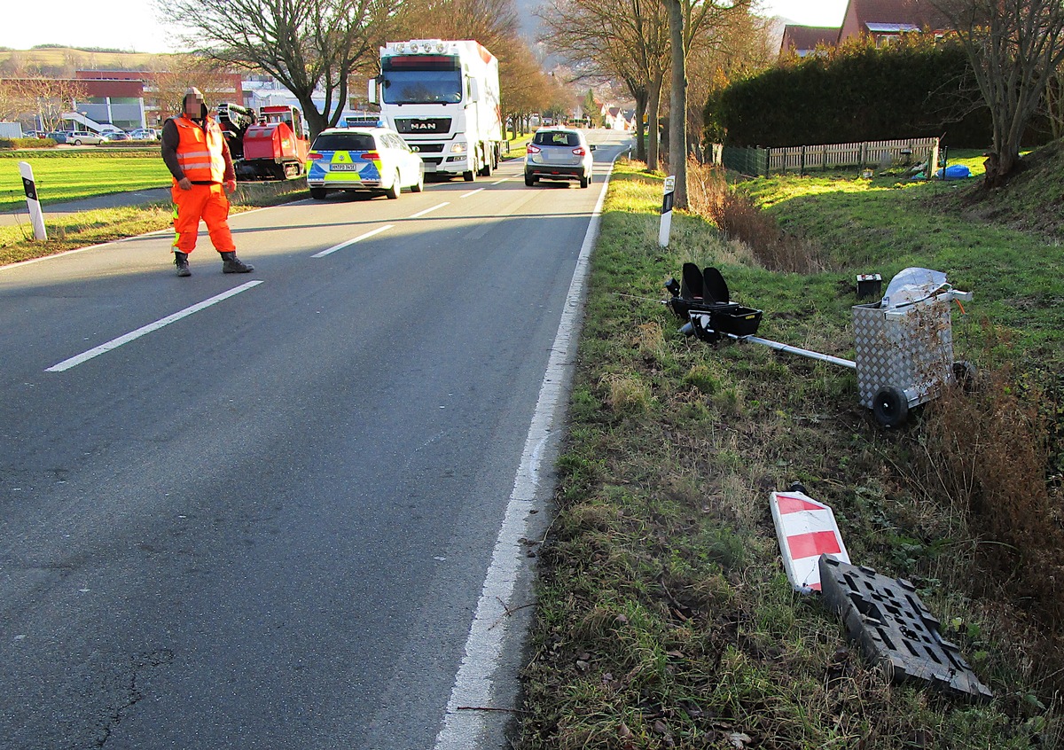 POL-HM: Roter Kleinwagen überfährt Baustellenampel und flüchtet (Zeugenaufruf!)