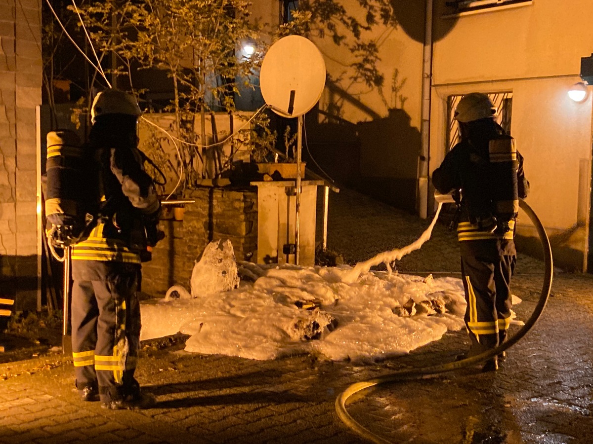 FW-EN: Brand zweier Mülltonnen an einem Fachwerkhaus in der Hattinger Altstadt