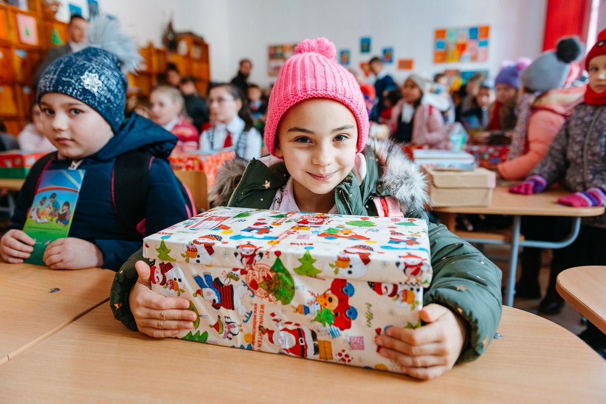 &quot;Weihnachten im Schuhkarton&quot; feiert steigende Spendenbereitschaft / Internationale Geschenkaktion wächst inmitten von Corona