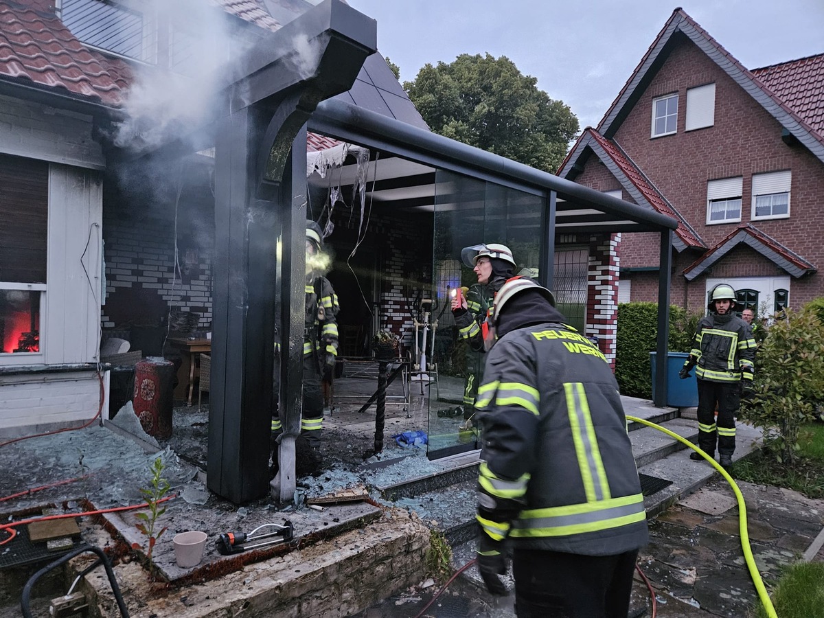 FW-WRN: FEUER_3 - LdF - LZ1 - vermutlich Brand eines Wintergartens oder Anbau am Gebäude