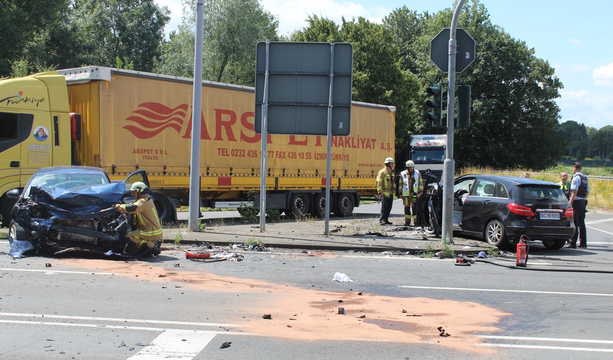 POL-AC: Drei Schwerverletzte nach Zusammenstoß auf der Landstraße