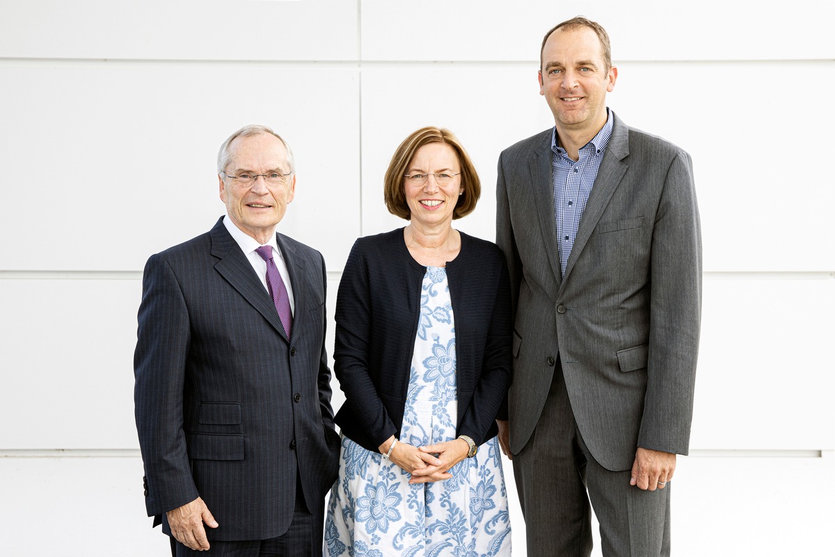 Prof. Dr. Heinz-Walter Große als HessenChemie-Vorsitzender wiedergewählt / Staatssekretär Dr. Nimmermann besucht Mitgliederversammlung des Arbeitgeberverbandes HessenChemie