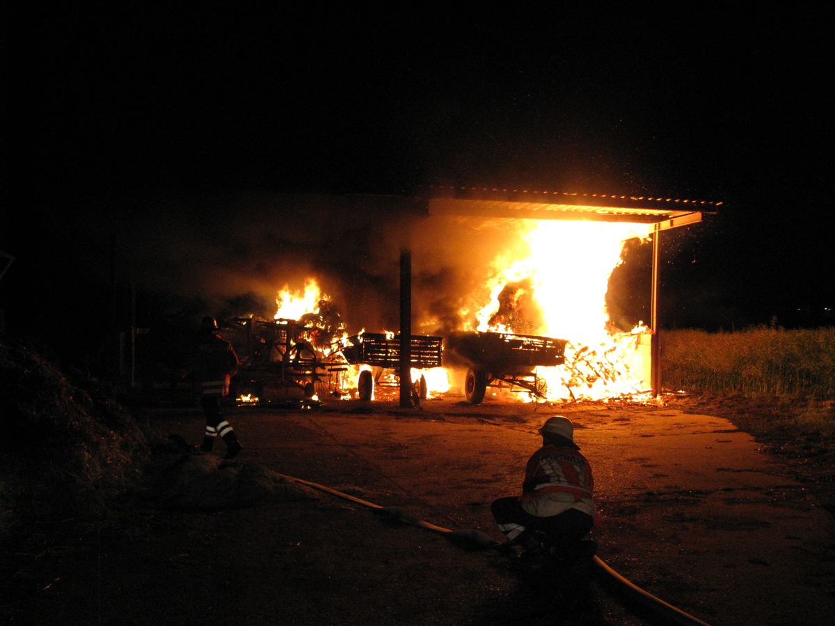 POL-HOL: Hehlen - Schlossstraße: Brand einer Scheunenremise verursacht mindestens 50.000, -- EUR Sachschaden - Feuerwehr mit starken Kräften im Einsatz / Brandursache noch unklar -