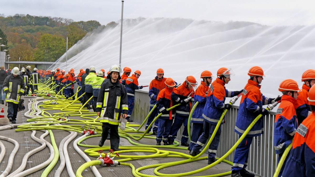 FW-E: 50 Jahre - 50 Rohre
Abschlussveranstaltung im Jubiläumsjahr der Essener Jugendfeuerwehren am Wehr des Baldeneysees