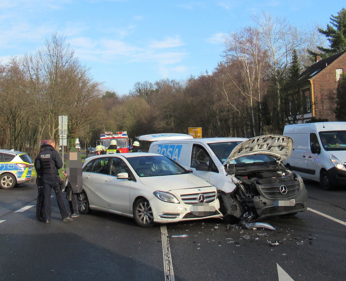 POL-ME: 85-jähriger Beifahrer bei Verkehrsunfall schwer verletzt - Erkrath - 2301065