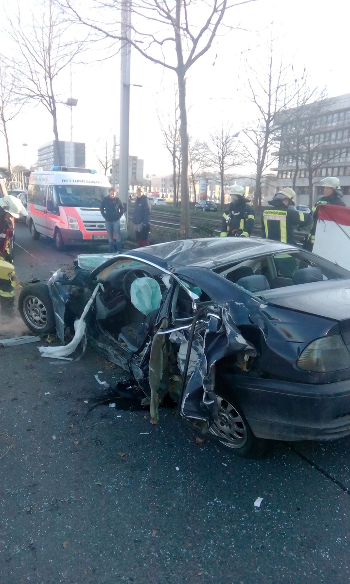 FW-BN: Schwerer Verkehrsunfall auf der Friedrich-Ebert Allee in Bonn,      2 Verletzte Personen