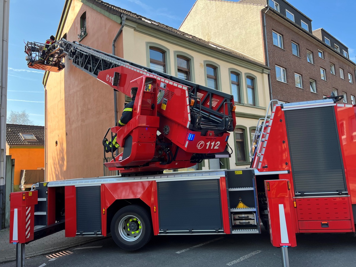 FW-OB: Verletzten Mieter über Drehleiter gerettet