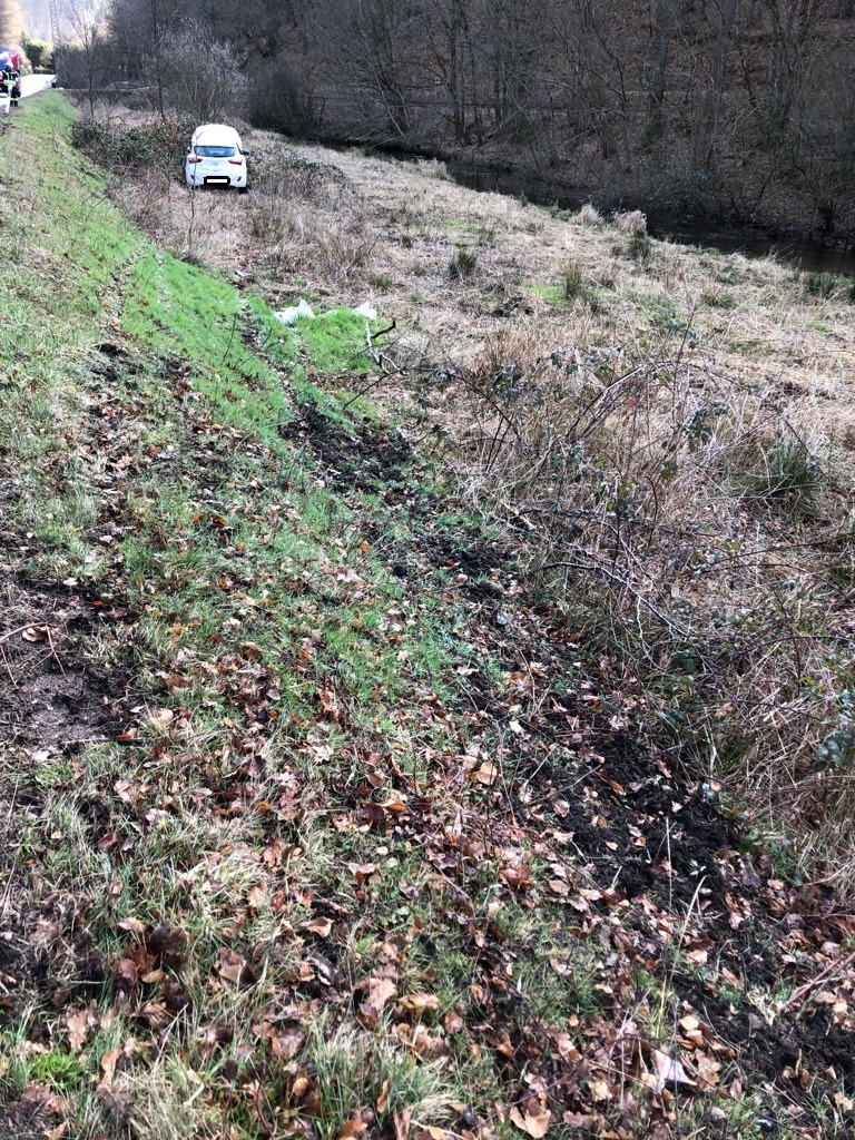 POL-PDNW: Auto mit Kran geborgen - Fahrerin leicht verletzt