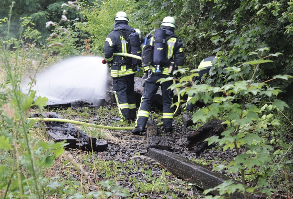 POL-HX: Brand von Bahnschwellen - Zeugenaufruf