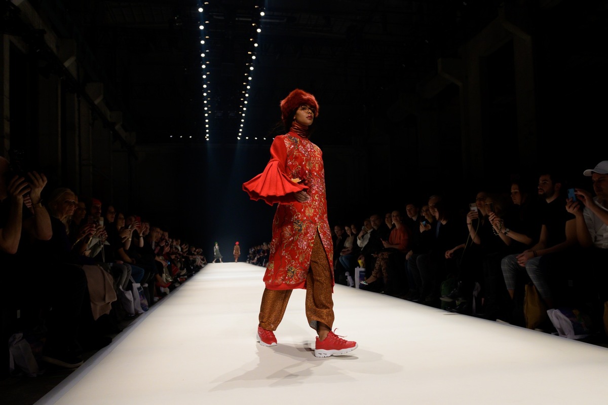 SKECHERS MIT ZWEI DESIGNERN AUF DER MBFW