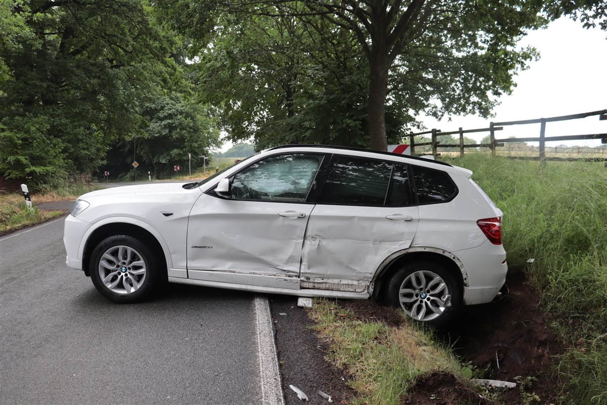 POL-HF: Zusammenprall in Kurve - Zwei Autos schleudern in Straßengraben