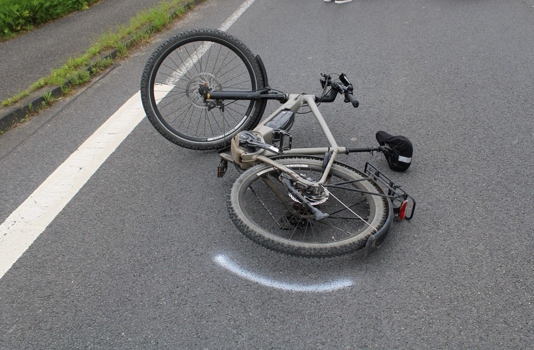 POL-RBK: Overath - Pedelecfahrer von Pkw erfasst und schwer verletzt