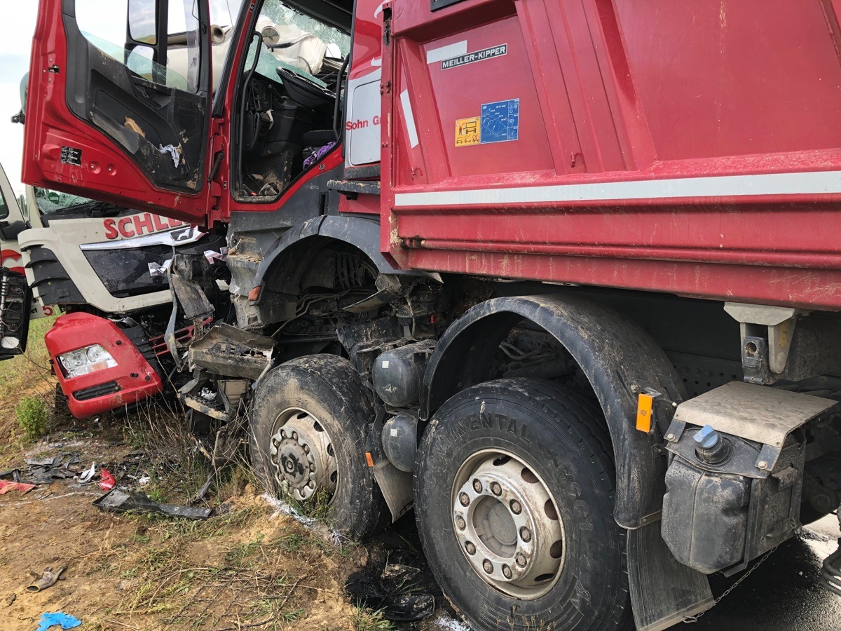 POL-DN: Schwere Lkw-Kollision auf Tagebauzufahrt: ein Mensch verstarb.