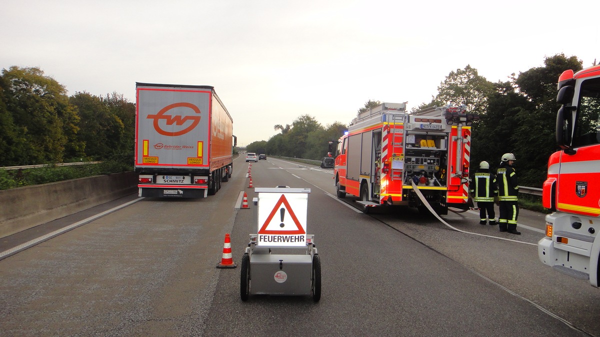 FW-NE: PKW Brand sorgt für Stau