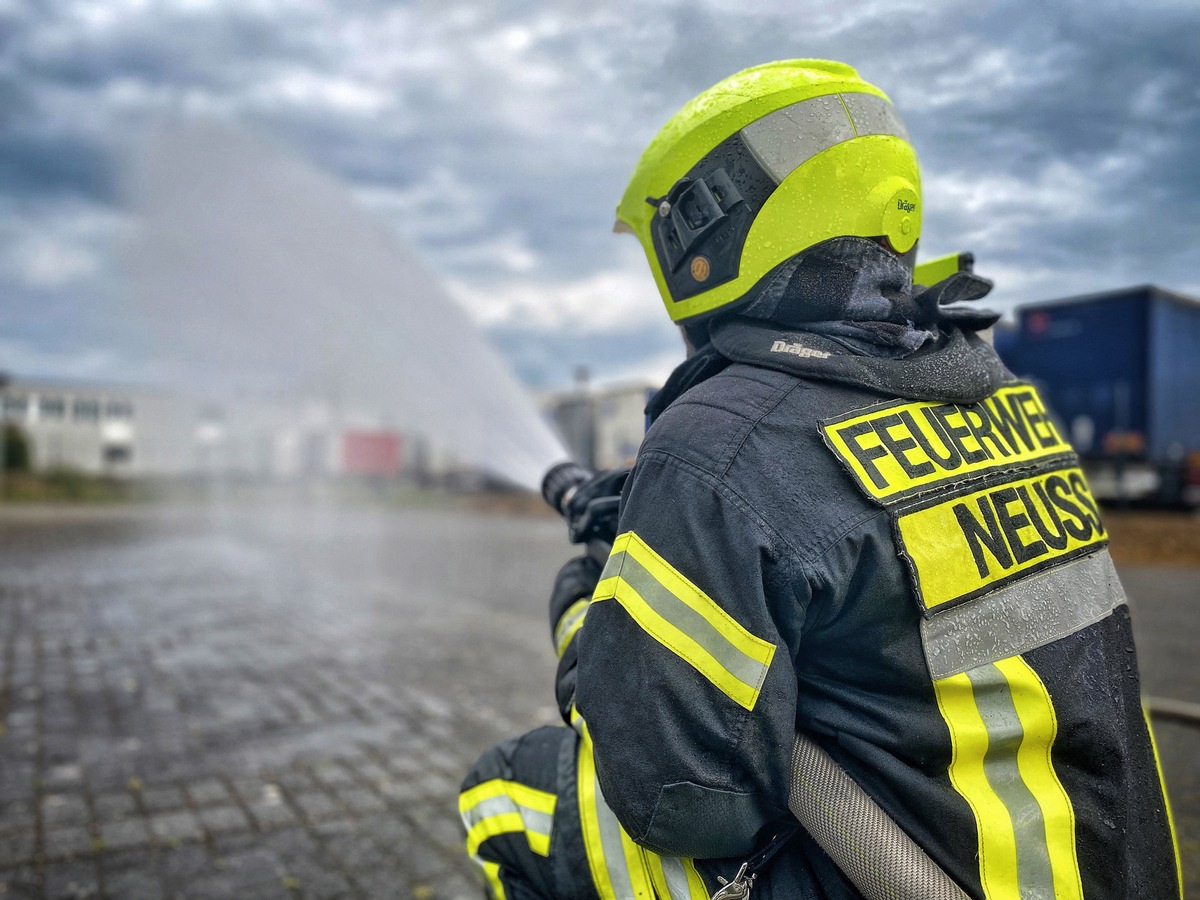 FW-NE: Brand im Dachbereich eines Elektrolinienbus | Keine Verletzten