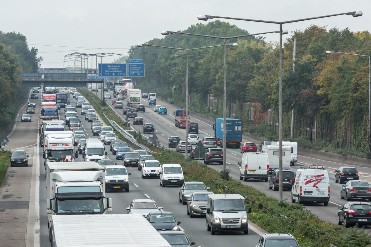 Rekord-Staus reichen 28 Mal um die Erde / ADAC-Staubilanz 2015 registriert starke Zunahme der Staus gegenüber Vorjahr / Hauptgrund sind höhere Kfz-Fahrleistung und Bautätigkeit