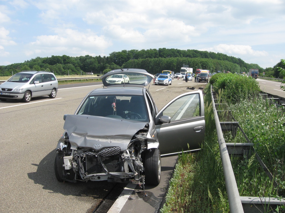 POL-VDKO: Verkehrsunfall in Folge eines Reifenplatzer