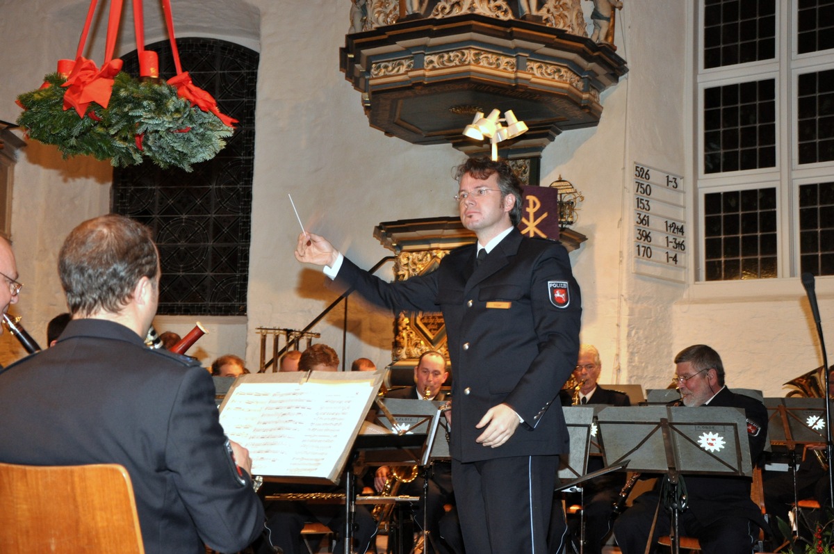 POL-WL: 100 Jahre und kein bisschen leise - Polizeimusikkorps begeistert in Hollenstedt