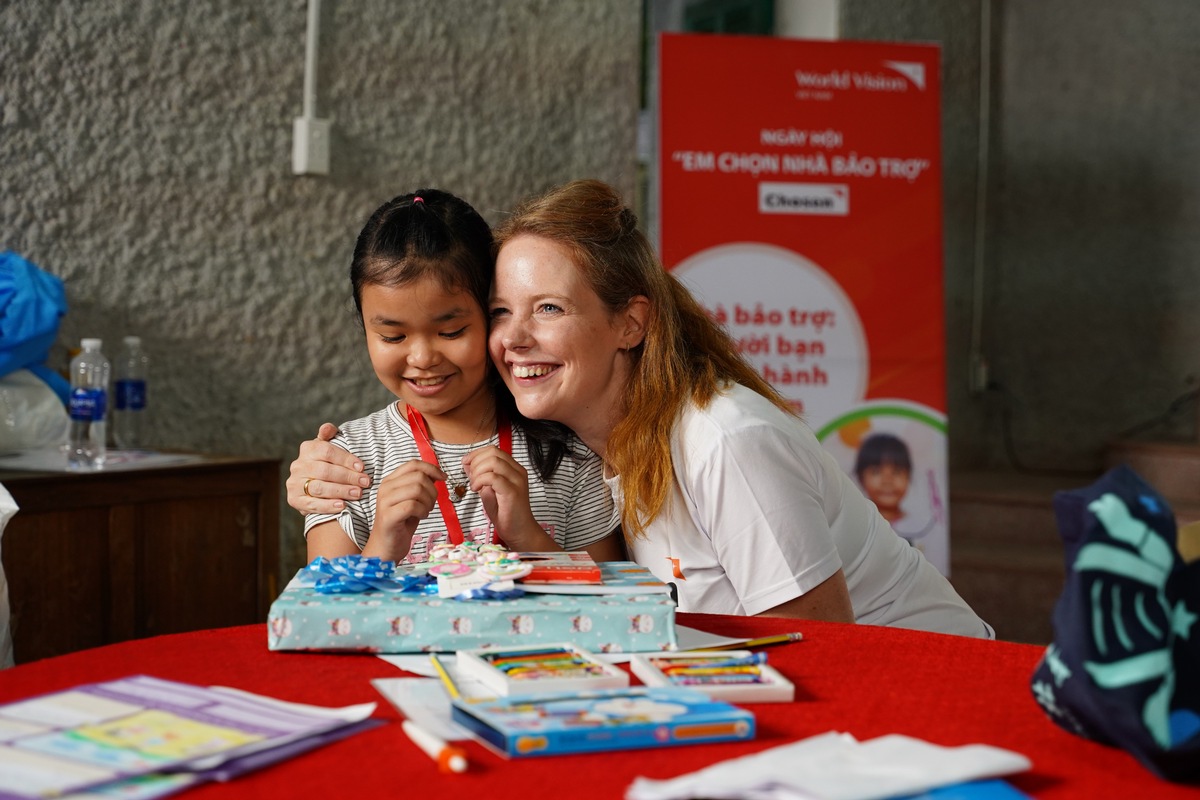 Weltreise mit einem ganz besonderen Ziel / Als Kind hat Schauspielerin Olivia Marei selbstgemalte Bilder in die Ferne geschickt, jetzt wird sie selber World Vision Patin für ein Mädchen in Vietnam