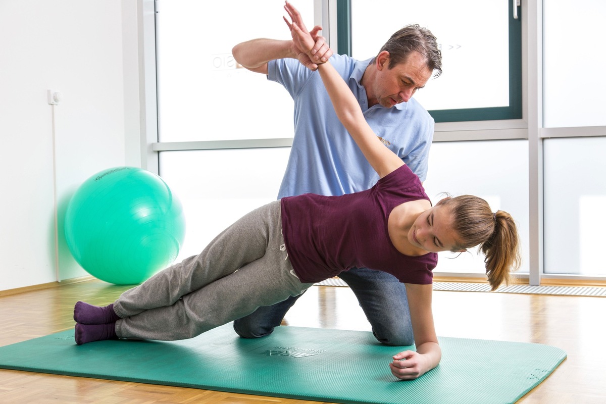 Heilmittelbericht 2017: Frauen häufiger in physiotherapeutischer Behandlung als Männer