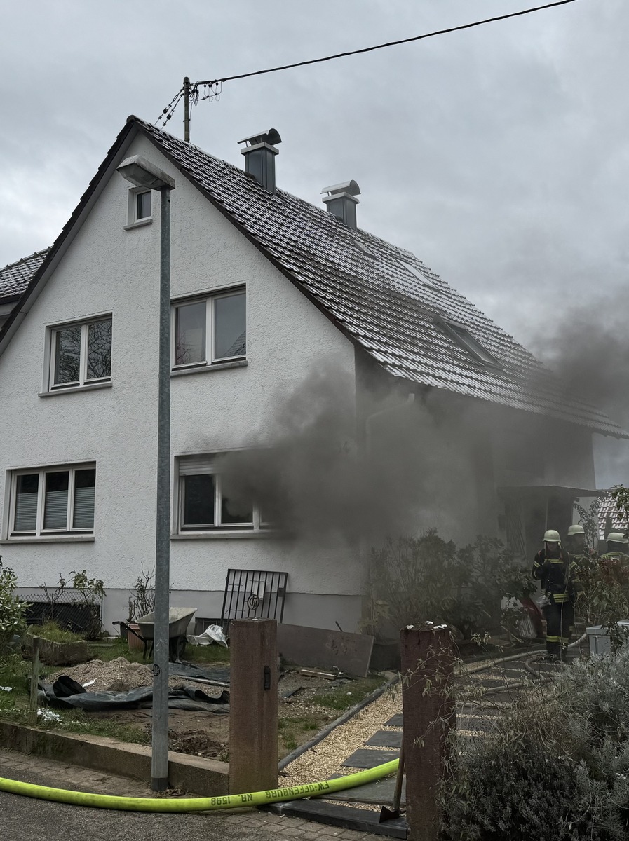 FW-OG: Brand in Einfamilienhaus - WG-Zimmer ausgebrannt