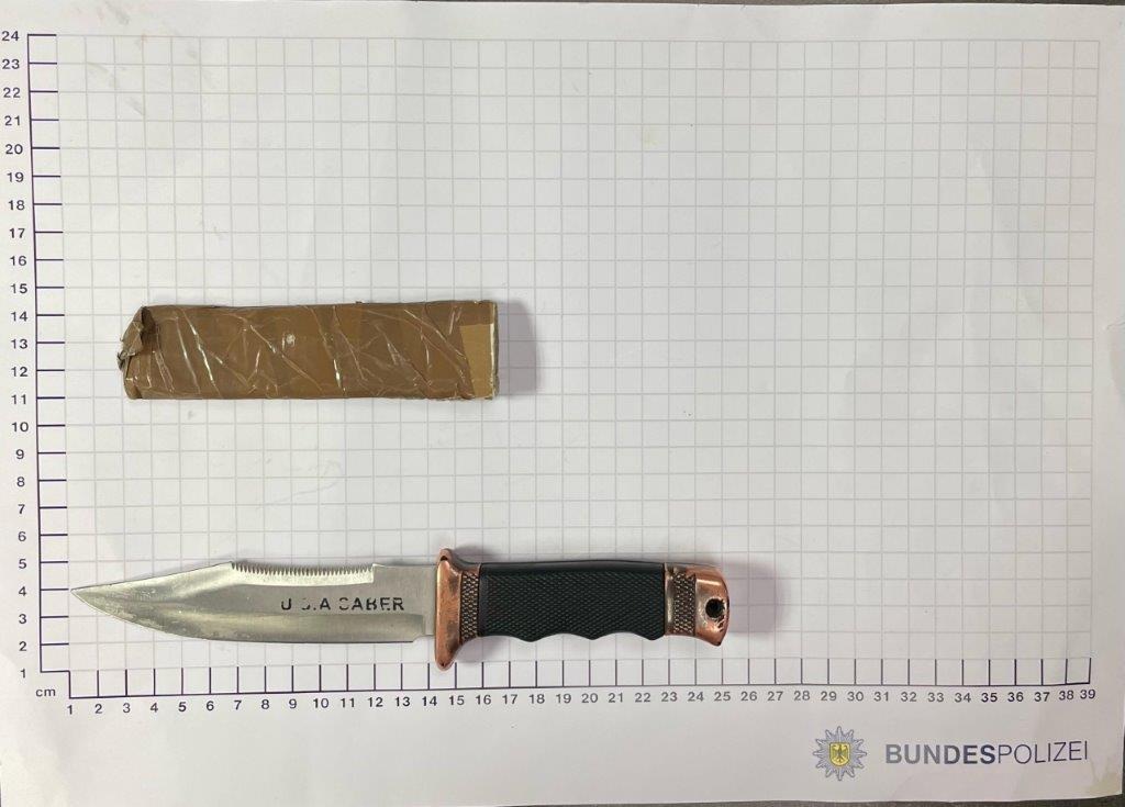 BPOL NRW: Mit 13 cm langer Klinge - Bundespolizisten stellen 20-Jährigen mit Messer