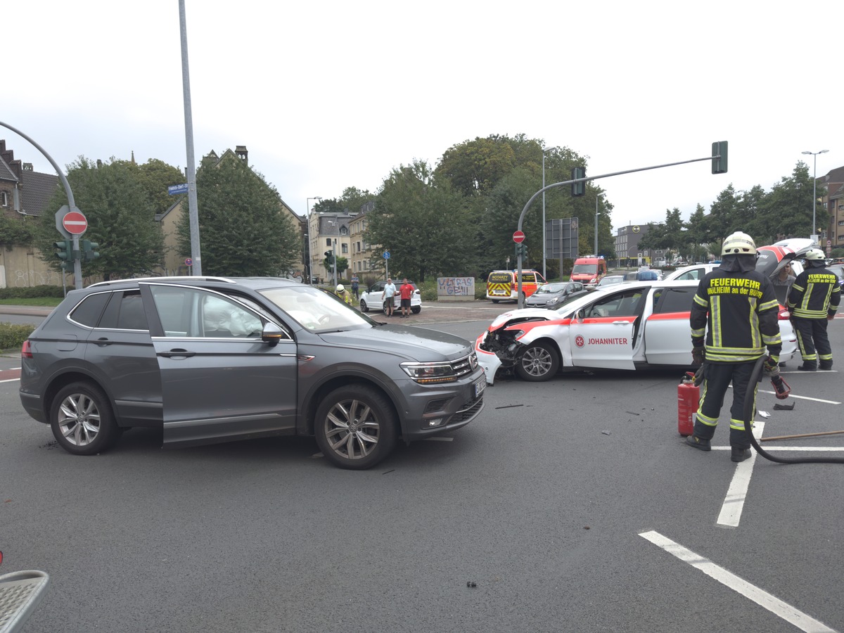 FW-MH: Blutkonserventransporter auf der Einsatzfahrt verunfallt