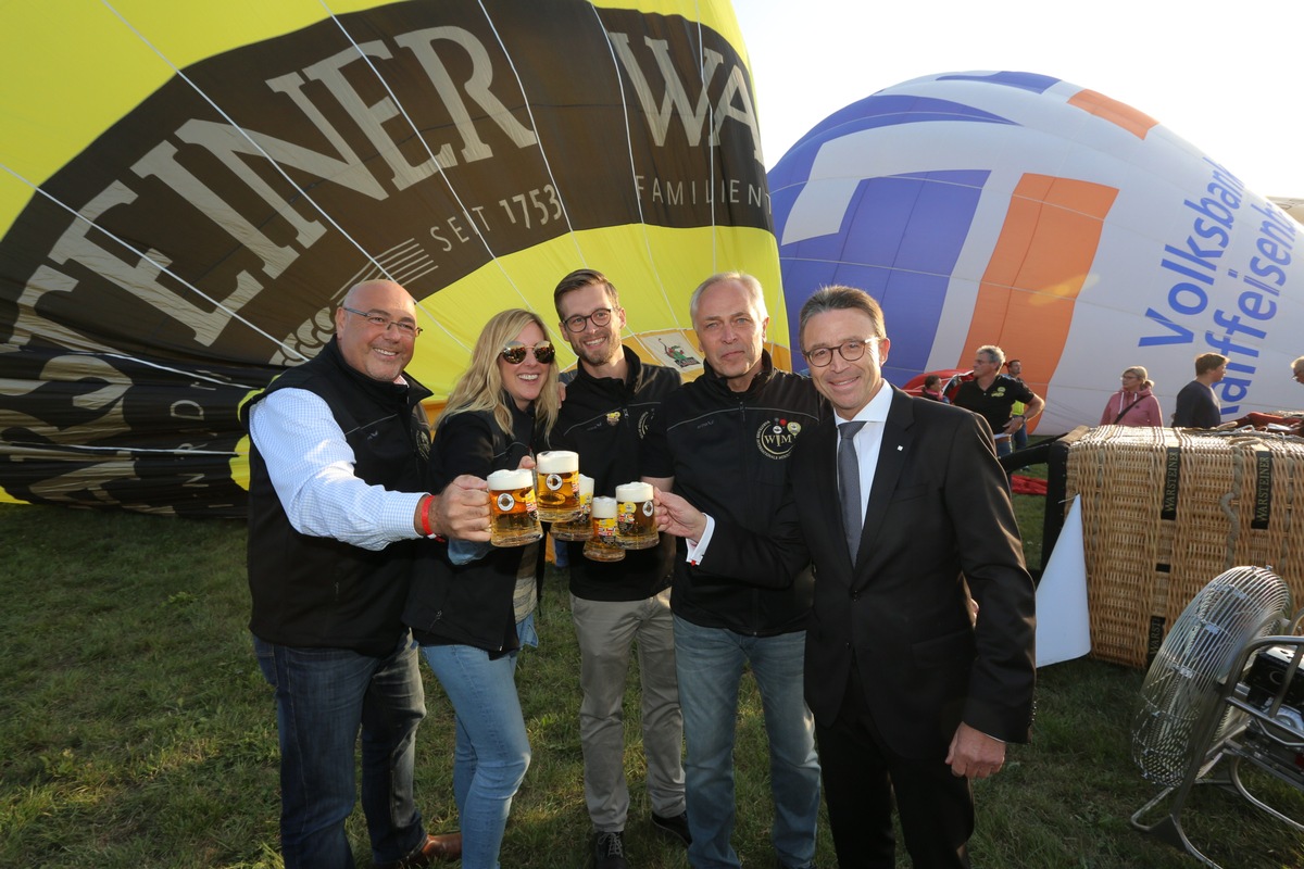 Bestes Ballonfahrer-Wetter zum Auftakt / 28. Warsteiner Internationale Montgolfiade mit erstem Massenstart und Night-Glow eröffnet