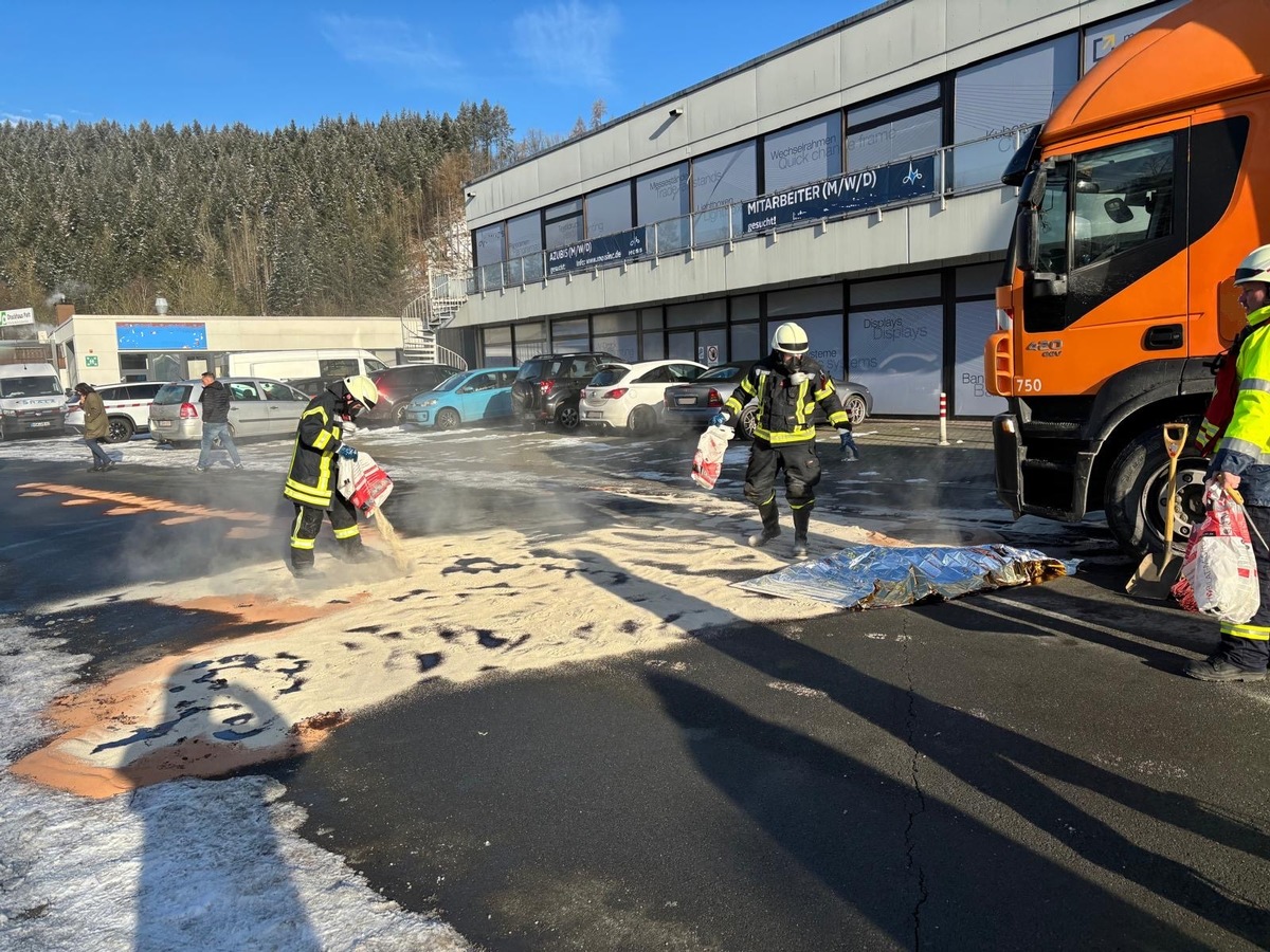 FW-OE: Auslaufende Betriebsstoffe in Lennestadt-Altenhundem