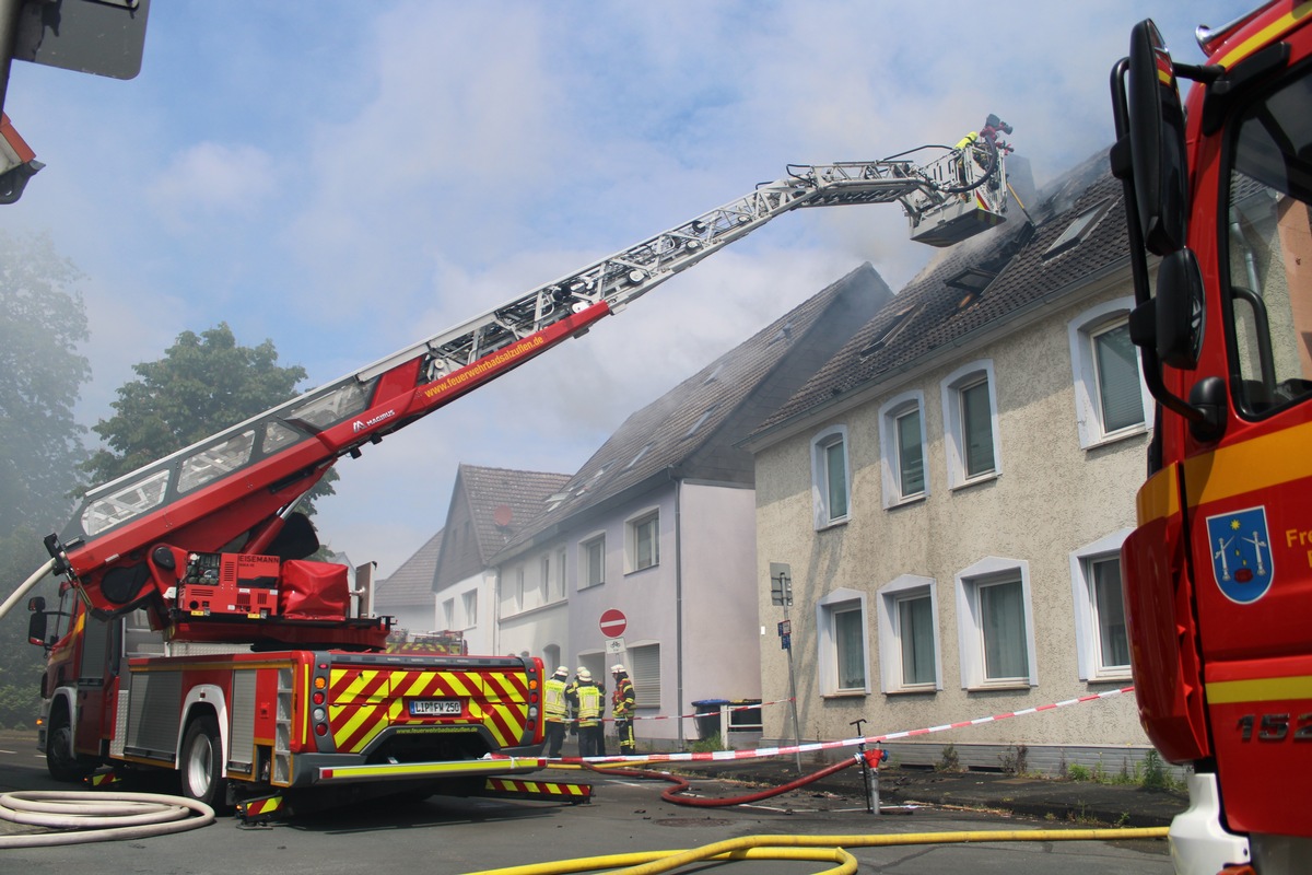 FF Bad Salzuflen: Mensch stirbt bei Feuer in Bad Salzufler Innenstadt / 60 Einsatzkräfte bekämpfen Brand in Mehrfamilienhaus