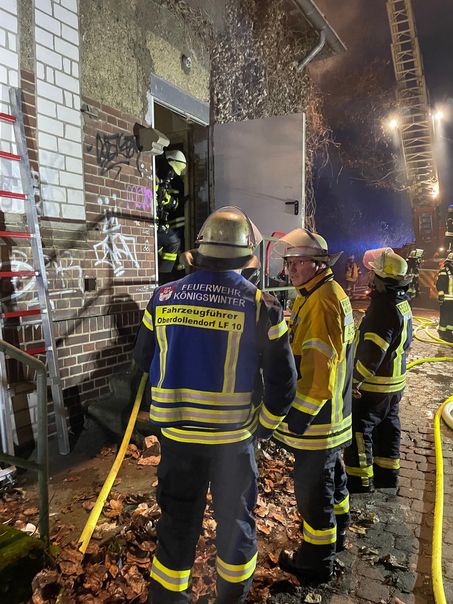 FW Königswinter: Kellerbrand in ehemaligen Bahnbetriebsgebäude in Niederdollendorf