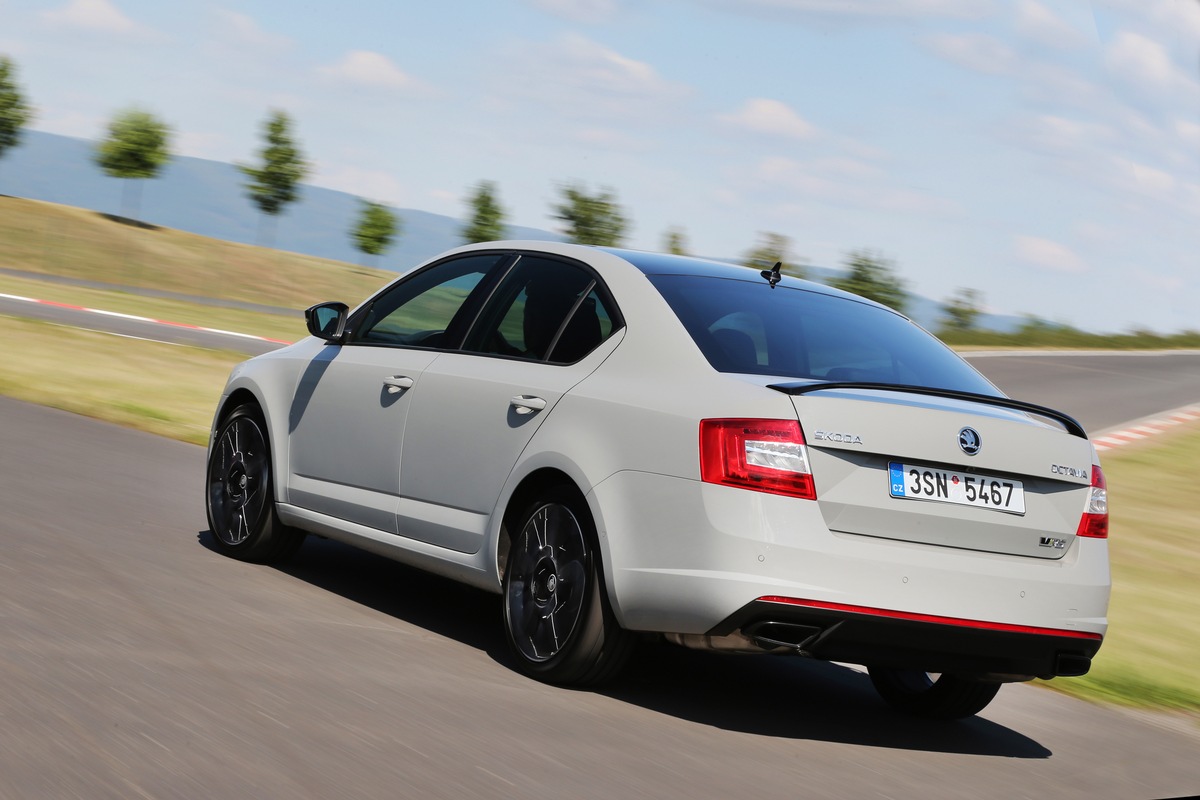 Testfahrt im Video: Rennfahrerlegende Hans-Joachim Stuck testet neuen SKODA Octavia RS 230 (FOTO)