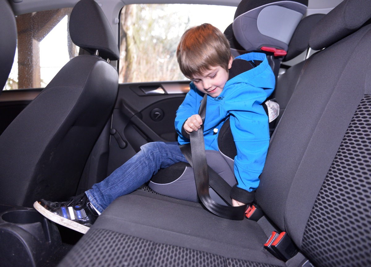 Tipps für den Alltag / Kind immer im Blick haben / Eltern müssen darauf achten, dass Kinder während der Autofahrt angeschnallt bleiben (FOTO)