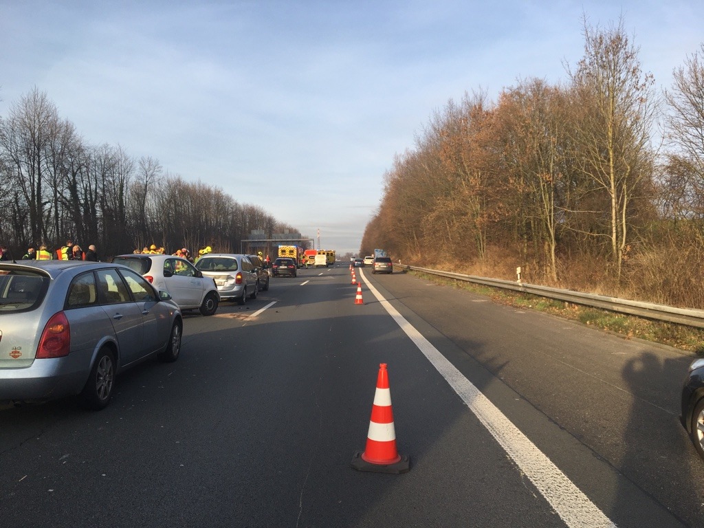 FW Ratingen: Auffahrunfall von sechs PKW auf der Autobahn