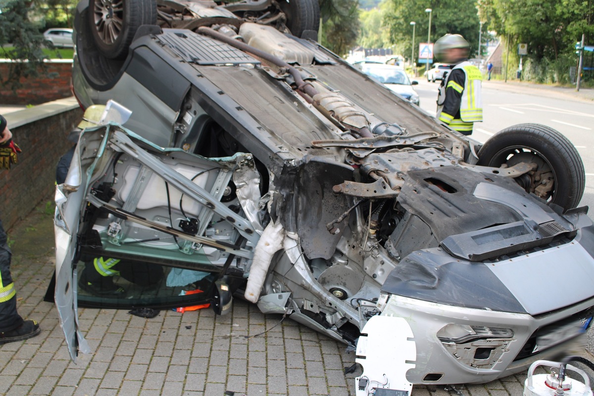 POL-HA: Auto überschlägt sich bei Unfall