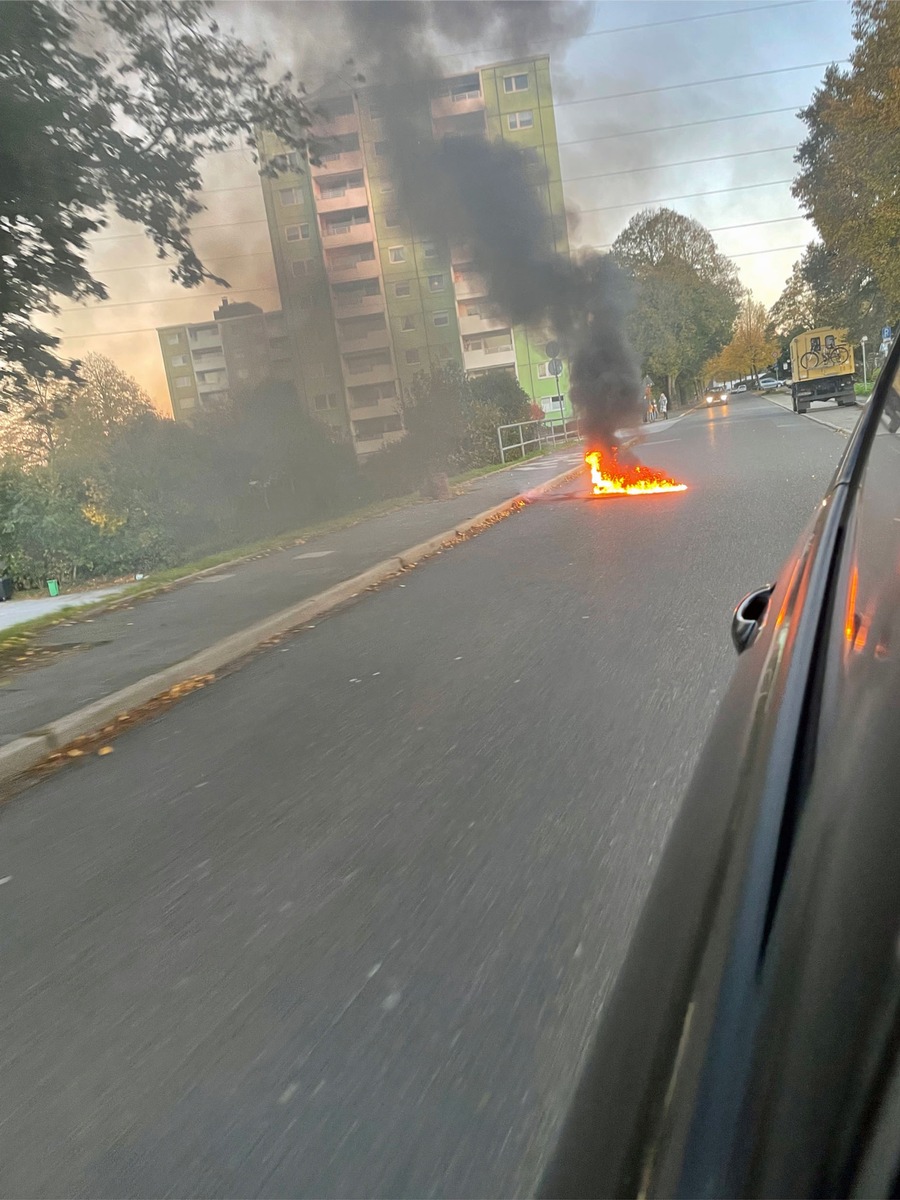 POL-ME: Benzinkanister auf Straße in Brand gesetzt - die Polizei ermittelt - Wülfrath - 2110129