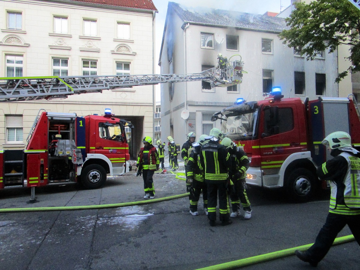 FW-GE: Brand mit zehn Schwerverletzten, davon sieben Kinder, in einem Mehrfamilienhaus in Gelsenkirchen