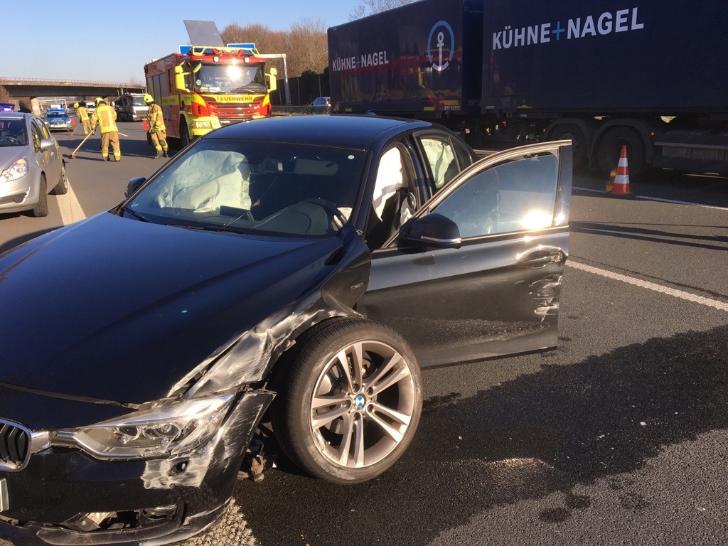 FW Ratingen: Verunfallter PKW BAB 52