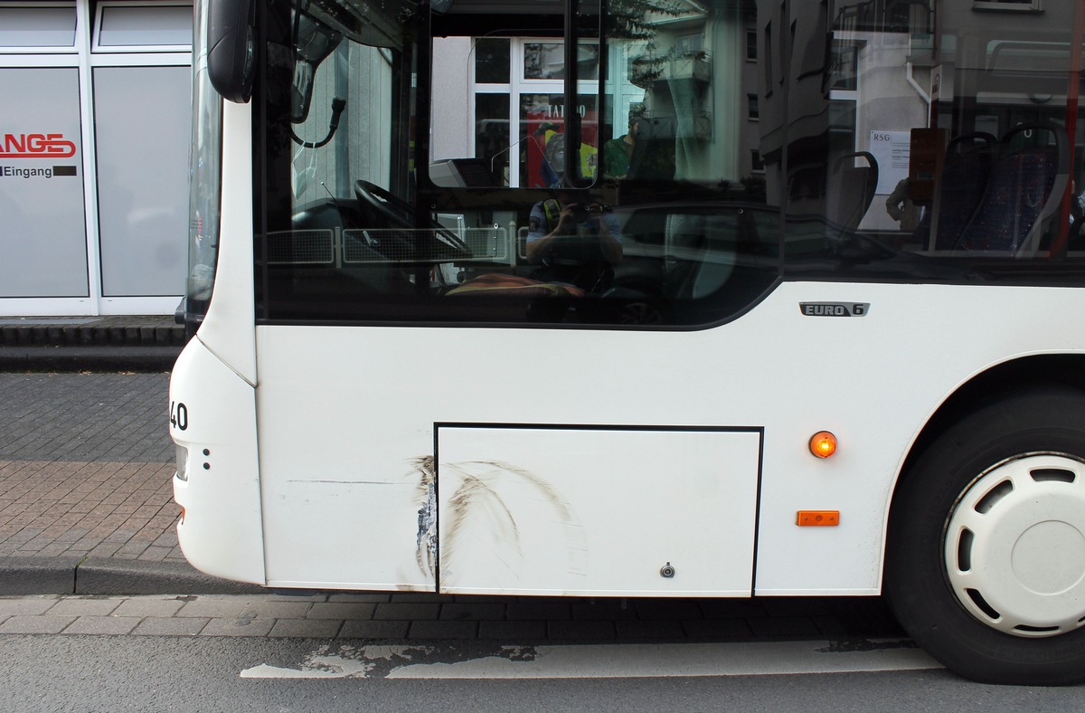 POL-OE: Zusammenstoß zwischen Bus und Pkw - Zwei Leichtverletzte