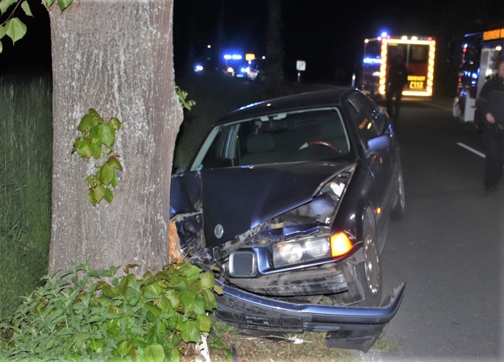 POL-HX: BMW prallt frontal gegen Baum