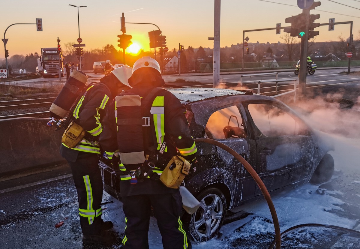 FW-BO: PKW-Brand auf der Universitätsstraße