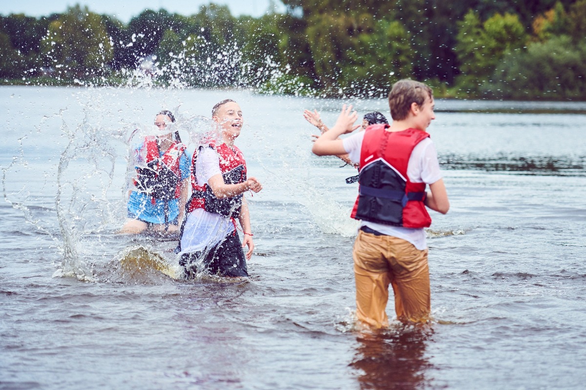 Gemeinsam gegen soziale Benachteiligung: Fernsehlotterie und Jugendherbergen sorgen mit Ferien-Camps für strahlende Kinderaugen