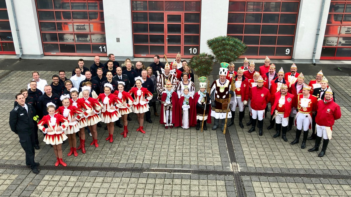 FW-GL: Dreimol &quot;Gläbbisch Alaaf&quot; op de Füürwaach
Bergisch Gladbacher Dreigestirne zu Gast bei der Feuerwehr