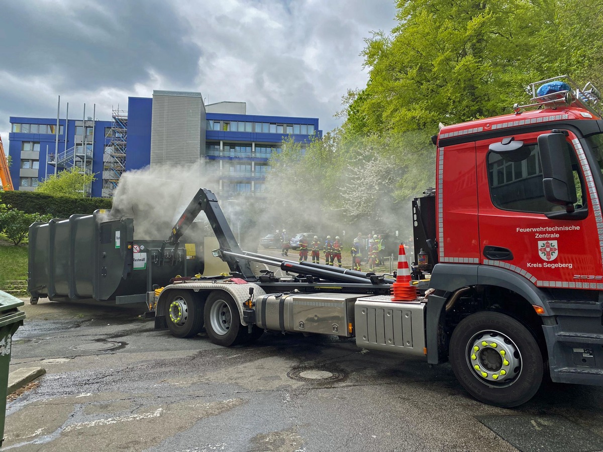 FW Bad Segeberg: Feuer in einem Presscontainer