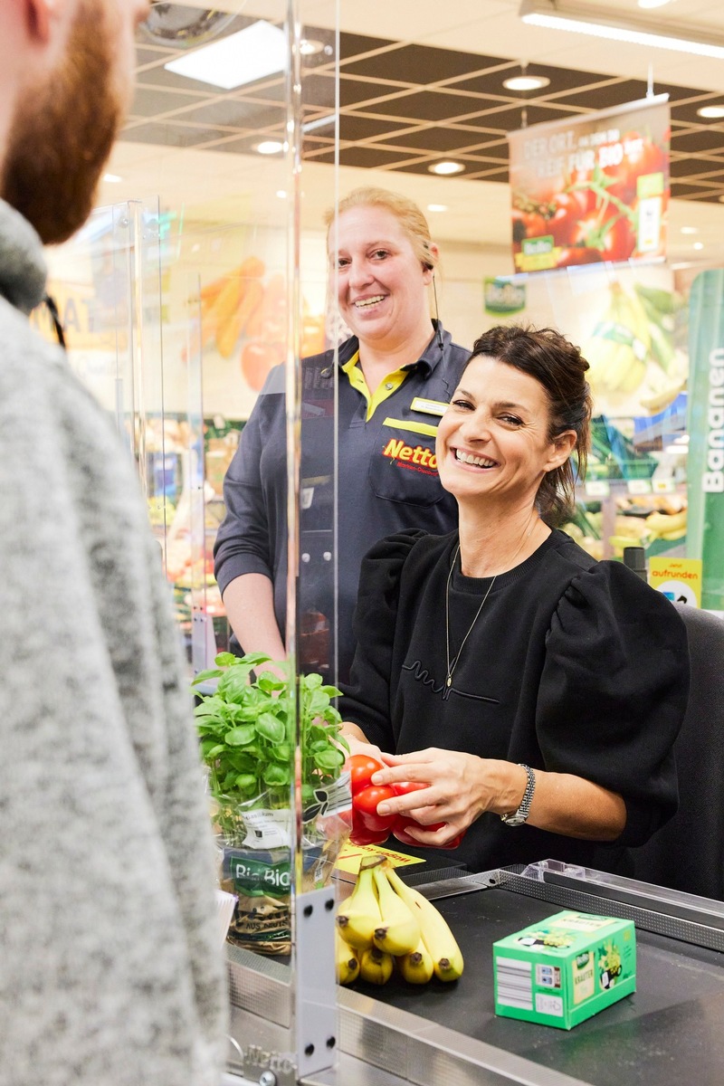 Prominenter Kasseneinsatz: Marlene Lufen an Kölner Netto-Kasse