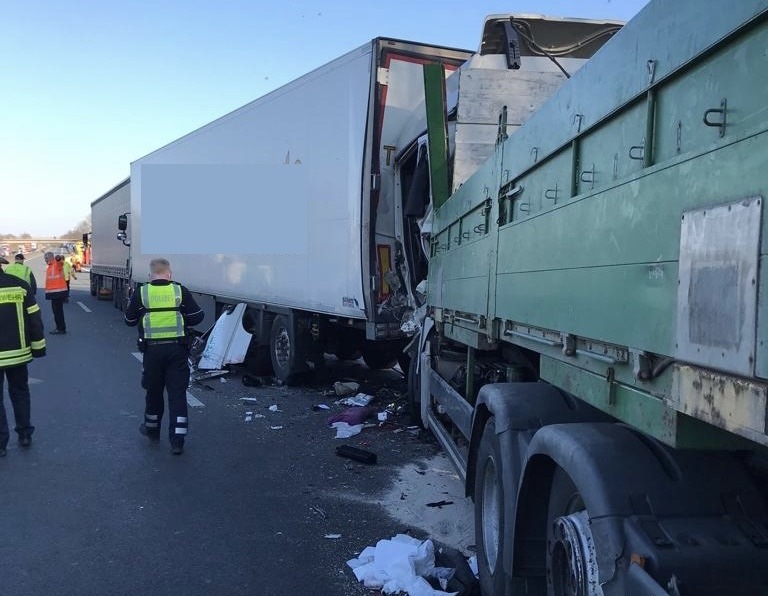 FW Moers: Verkehrsunfall mit 3 LKW auf der A40 / 1 schwerverletzter Fahrer / Rettungshubschrauber im Einsatz