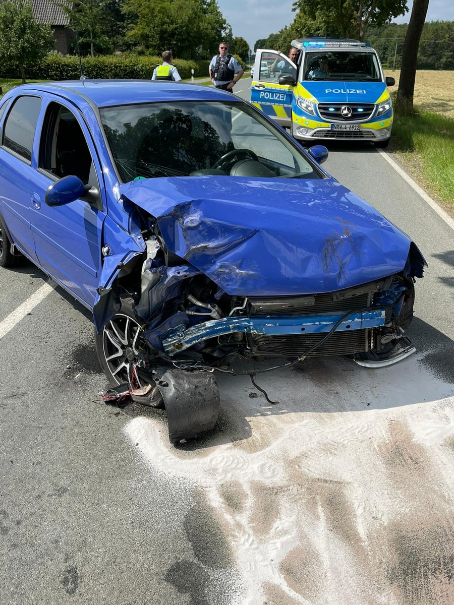 FW-KLE: Gegen Baum geprallt: Fahrer aus Fahrzeug gerettet