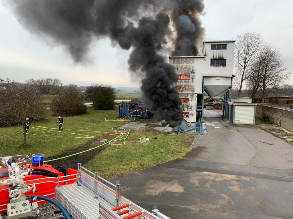 FW-MH: Brand einer Sandwaschanlage. Starke Rauchentwicklung in Mülheim-Styrum.